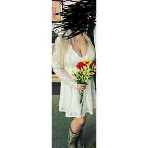 City Vibe White V-Neck Lace Cut Out Long Sleeve Dress light gold Glitter size 9